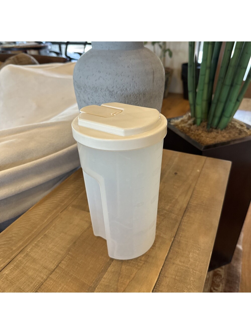 Rubbermaid 0038 Servin Saver 2 Qt Measuring Pitcher Almond Flip Top Lid #1 Vtg
